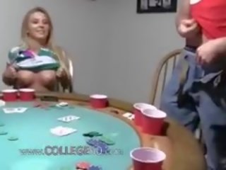 Mladý holky copulating na pokerový noc