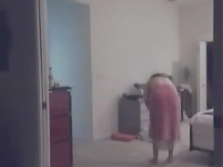 Täiskasvanud naine riidest lahtivõtmine - piilumine kaamera