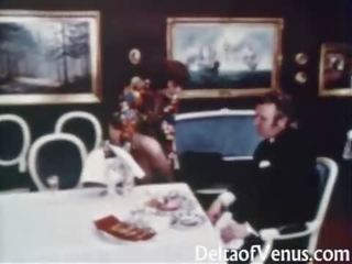 Tappning xxx klämma 1960s - hårig äldre brunett - bord för tre