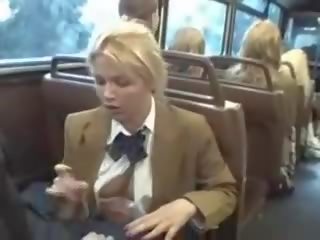Blondine honing zuigen aziatisch chaps phallus op de bus